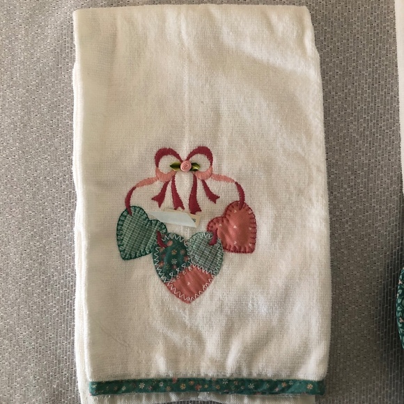 Victorian Hearts Kitchen Towels & Two Oven Mitts + HomeSweetHome Potholders - Picture 2 of 11
